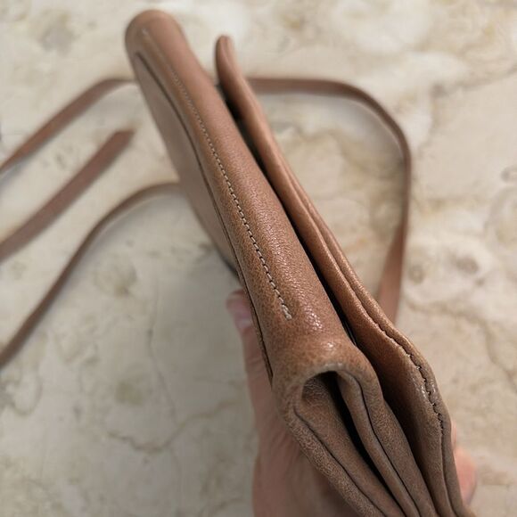 Soho Bags Made In Italy Leather Compact Crossbody Organizer Bag - Picture 12 of 16